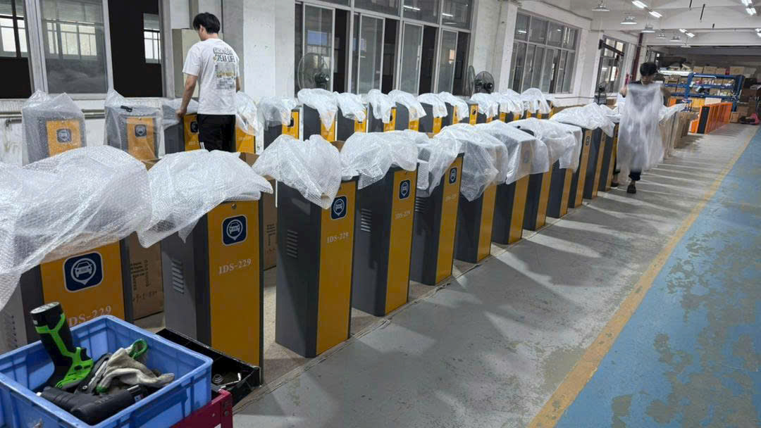 Dãy máy trạm kiểm soát bãi đỗ xe IDS-229 mới sản xuất được bọc nilon trong xưởng